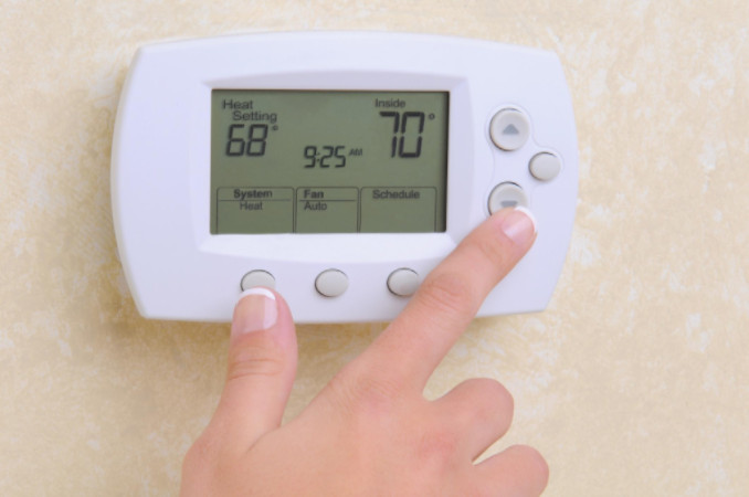 thermostat measuring home temperature